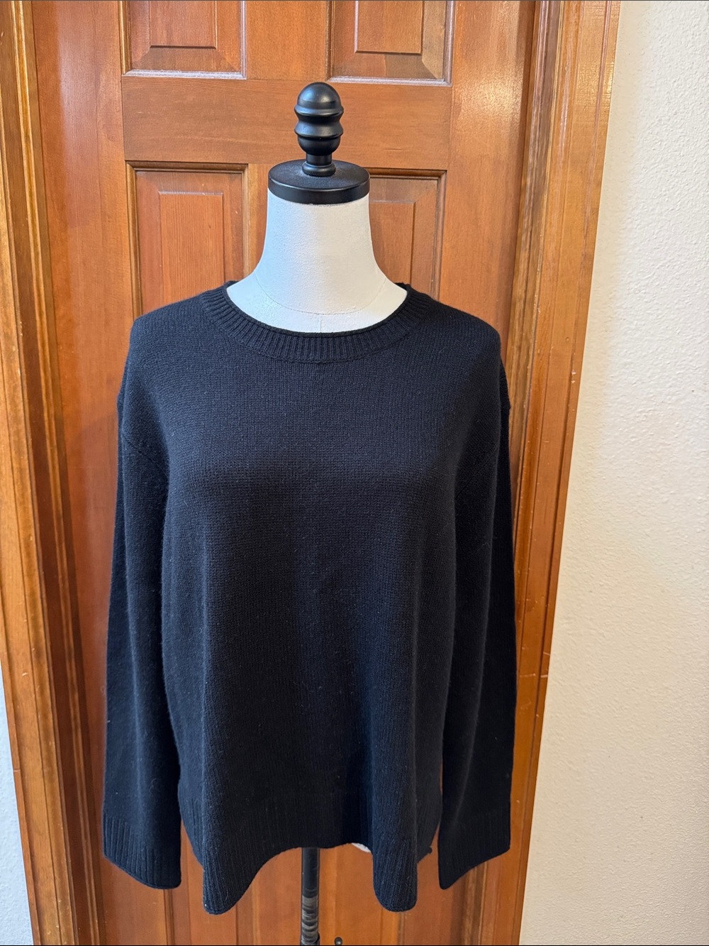 Quince Women’s Black Crewneck Cashmere Sweater Size M